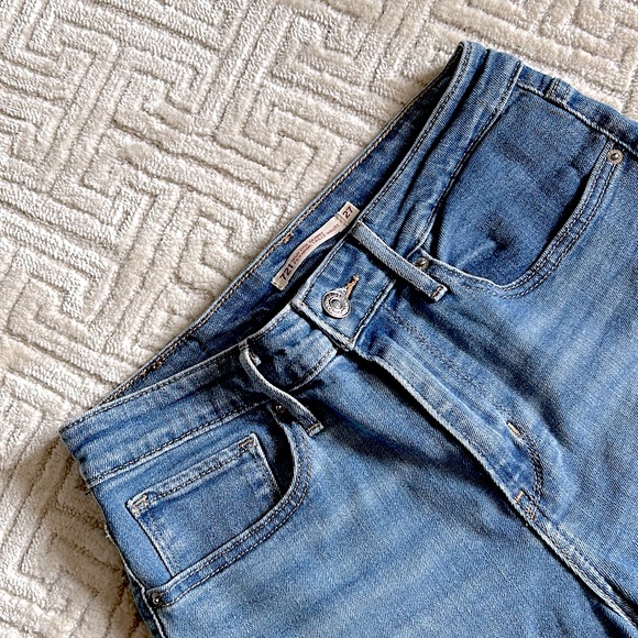 Levis Ripped Skinny Jeans - Picture 3 of 12